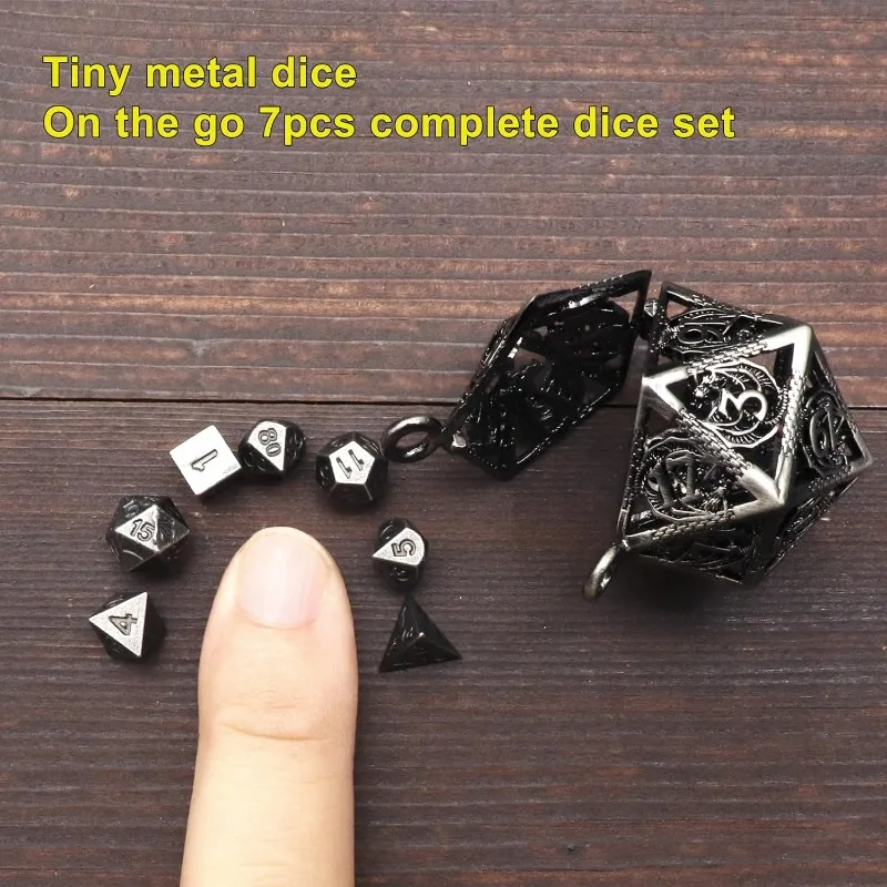 1 Juego de Mini juego de dados DND de Metal con caja de dados de collar D20 hueco de hierro antiguo juego de dados de Metal pequeños antiguos llavero D & D portátil