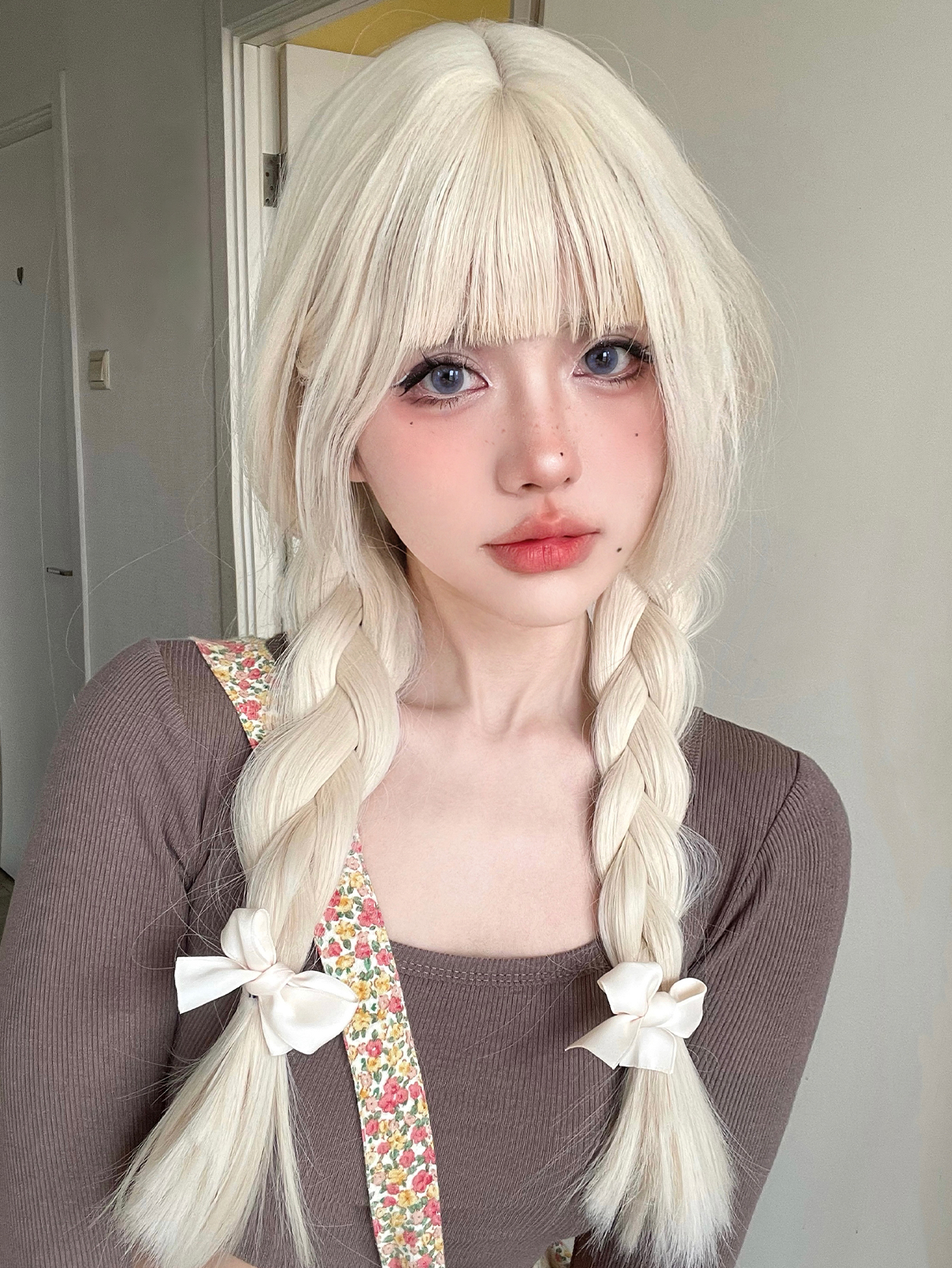 26 インチブロンドプラチナゴールデン合成かつらバングロングナチュラルストレートヘアウィッグ女性のための姫カットコスプレ耐熱