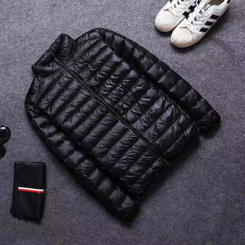 Uma jaqueta acolchoada de algodão elegante e leve para homens, uma jaqueta de colete quente de cor sólida com capuz e gola alta de inverno