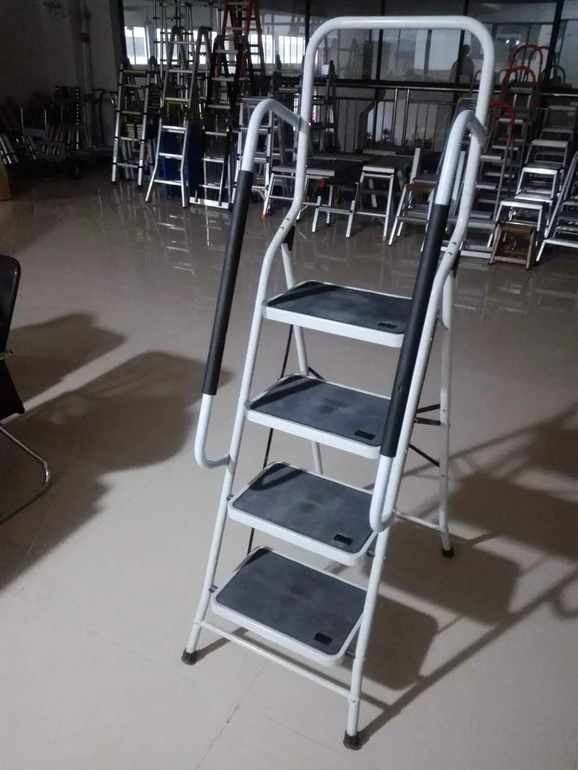 Tritthocker, 1-2-3-4 Stufen, leichte Trittleiter mit Handlauf, Klappleiter mit rutschfester Plattform, maximale Belastung 150 kg