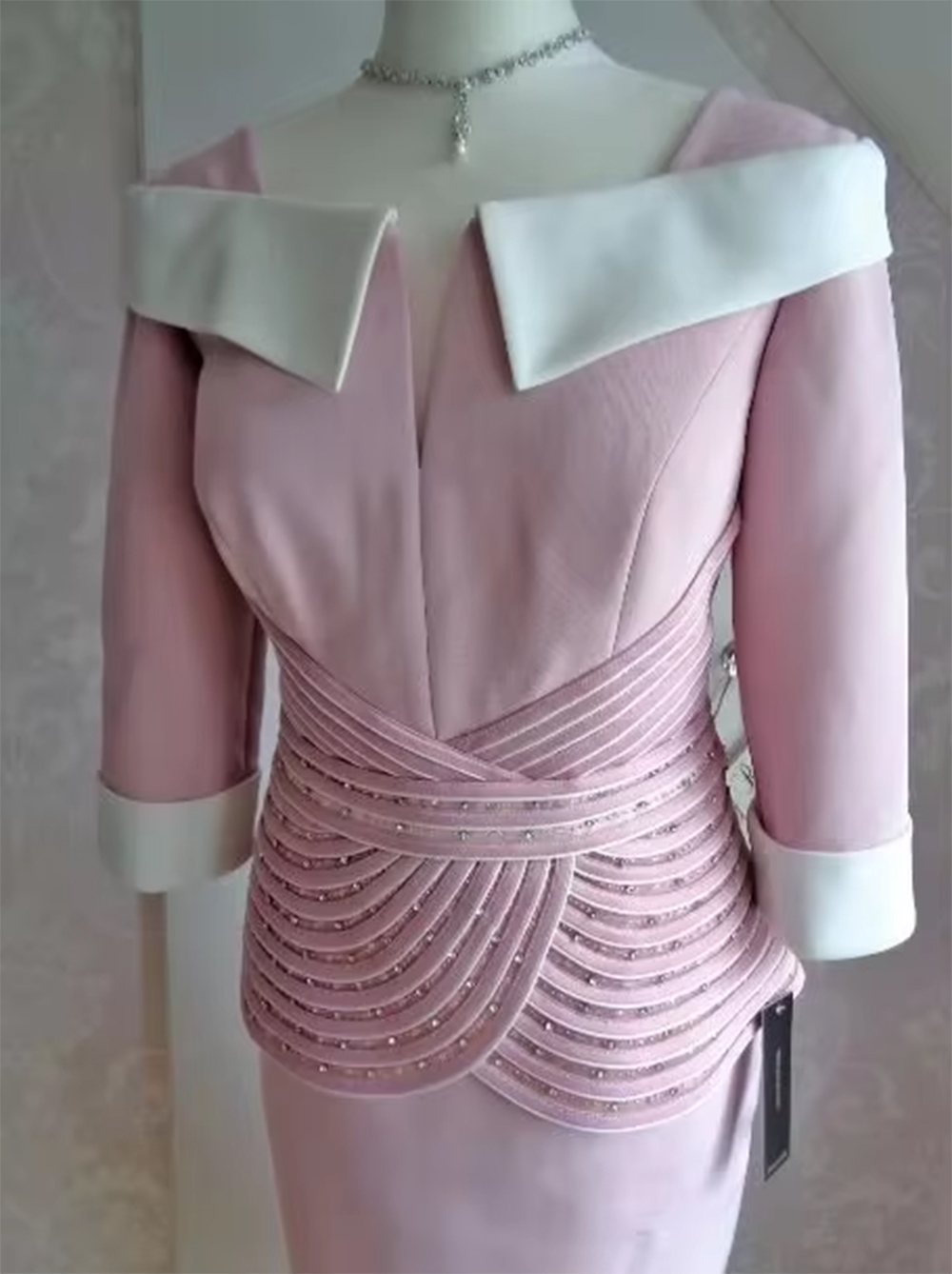 Conjunto profissional de vestido de noiva e saia rosa para casamento