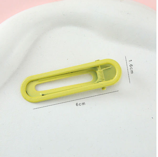 Horquilla de color caramelo con flequillo y clip lateral