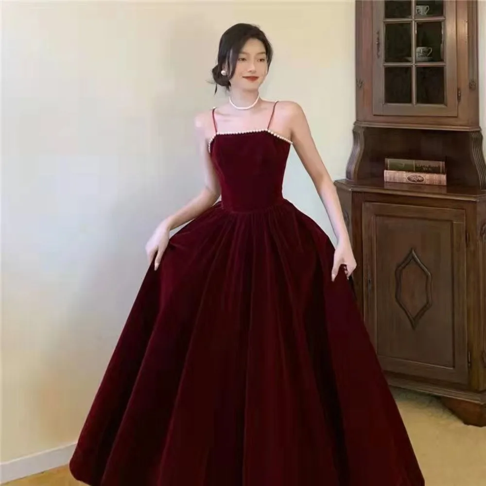 Vestidos de cóctel midi color borgoña con tirantes finos de terciopelo para mujer 2024 Vestidos midi elegantes hasta el té para graduación