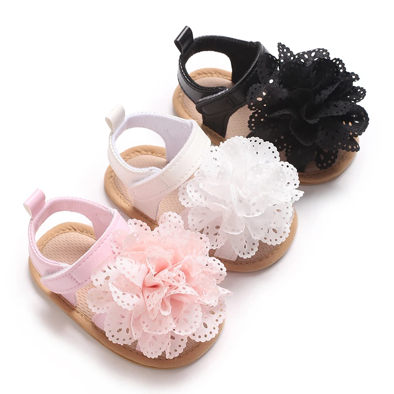 Modische und niedliche einfarbige Baby-Mädchen-Sandale mit Blumendekoration, atmungsaktive und leichte Frühlings- und Sommerwanderschuhe