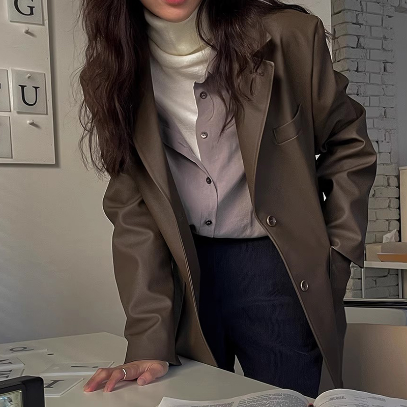 シックな秋冬ショート Pu レザージャケット女性のルーズフィット長袖スーツの襟コート大きなポケットファッショナブルなアウター