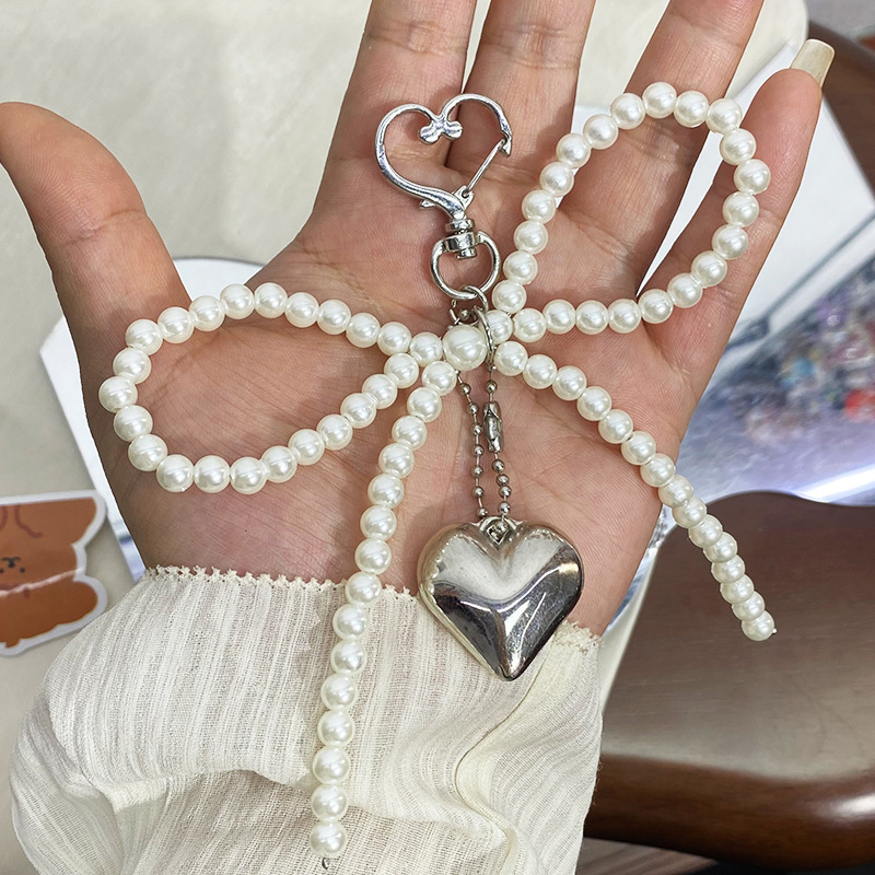 LLavero de cuentas delicado hecho a mano con forma de lazo, llavero de corazón, adorno, decoración de perlas para bolsos y teléfonos