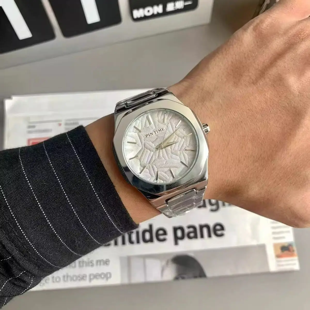 Relógio masculino casual de moda de dopamina quadrada cor em relevo padrão de folha relógio de banda de aço altamente à prova d'água
