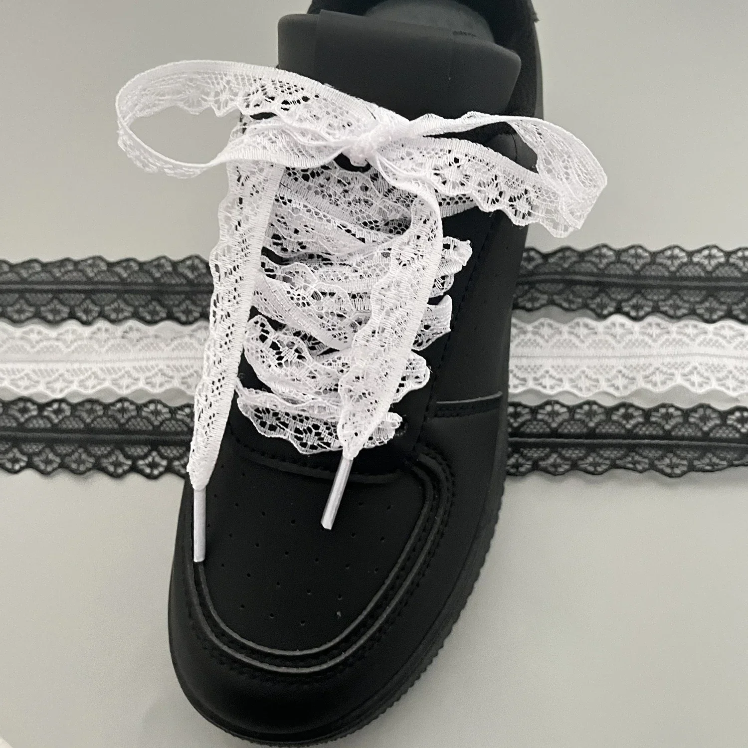 Gran oferta de cordones de encaje para mujer, zapatos informales, cordones planos de 2,9 CM de ancho para zapatillas de deporte, accesorios de cordones de zapatos blancos y negros