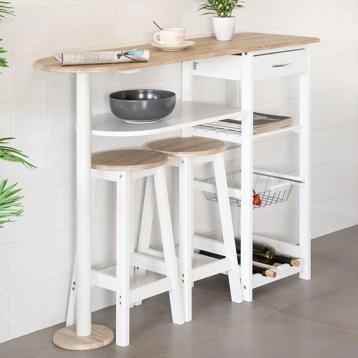 Conjunto de Mesa Alta y 2 taburetes con 1 cajón, 2 estantes, Cesta extraíble y botellero para Cocina de Madera Blanco y Natural