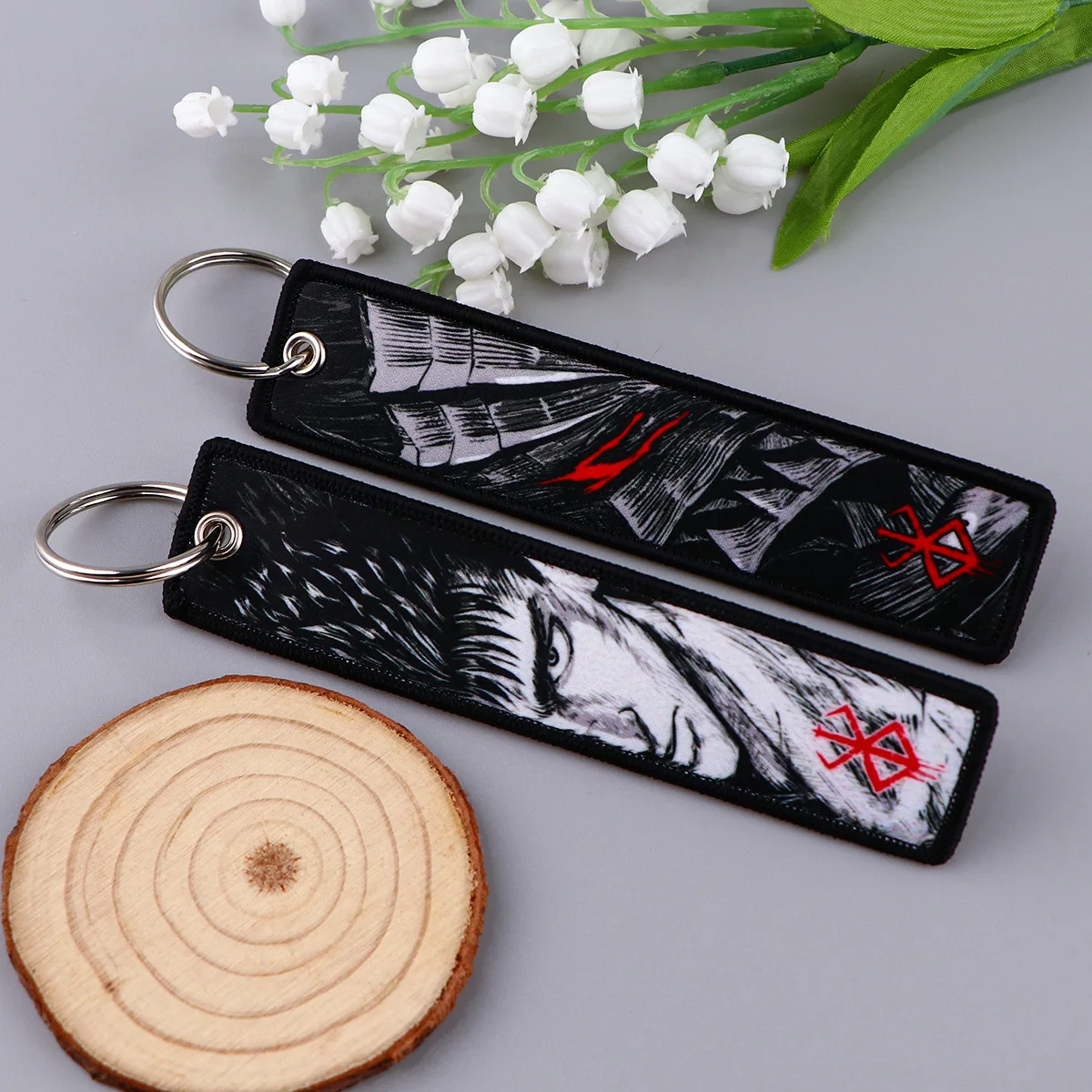 日本アニメベルセルク両面刺繍キーキーホルダー車のキーチェーンキーリングアクセサリー