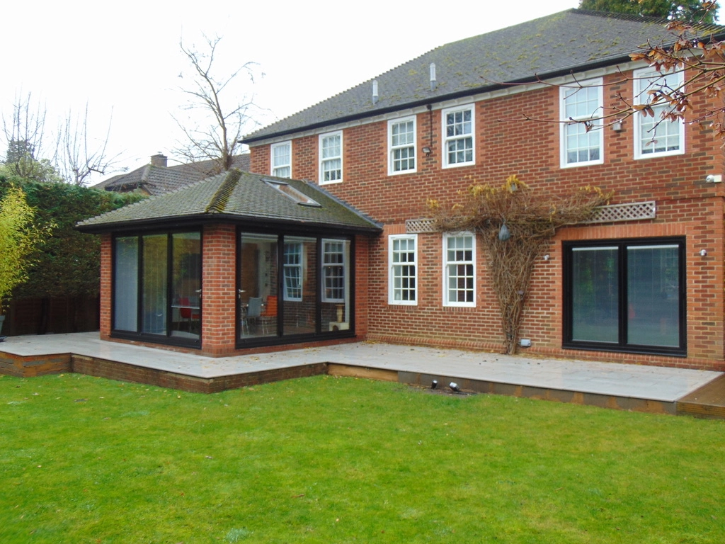 Porta acordeão direto da fábrica, portas dobráveis de alumínio com vidro duplo, edifício residencial, varanda externa, portas dobráveis de vidro