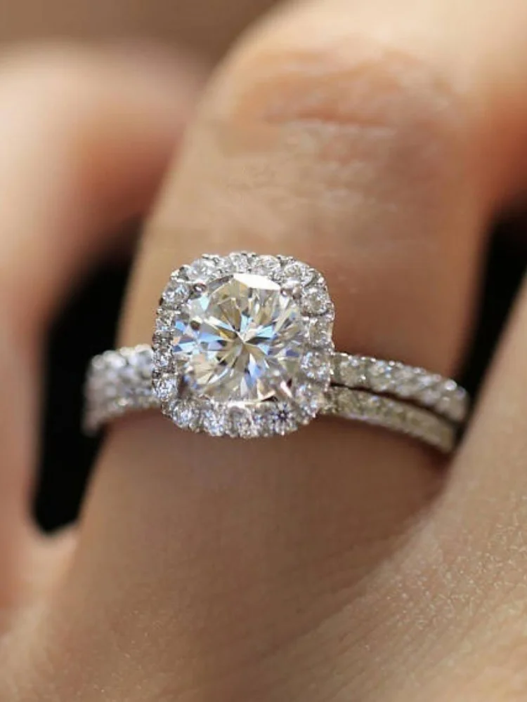 Anelli CZ rotondi/quadrati semplici ed eleganti di vendita calda per le donne Anello femminile di moda per feste di fidanzamento color argento