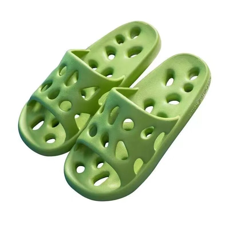 Frauen tragen Hausschuhe sind modische, lässige, rutschfeste und auslaufende Sandalen und Indoor-Sandalen im Sommer ausgehöhlt