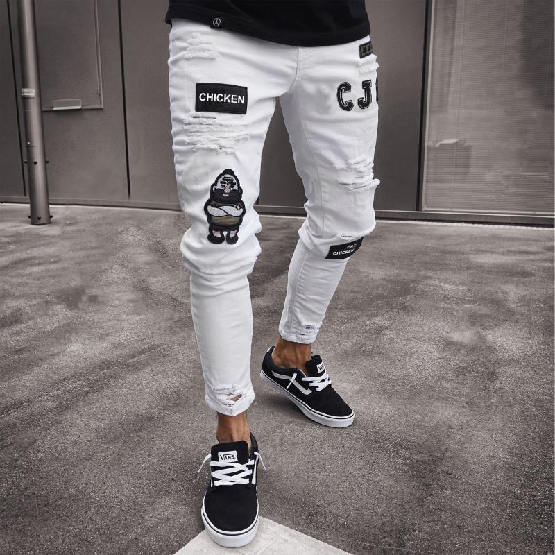 Nuevos pantalones vaqueros blancos bordados para hombre, pantalones vaqueros ajustados rasgados elásticos de algodón, pantalones vaqueros de gran tamaño ajustados con agujeros negros de Hip Hop de alta calidad