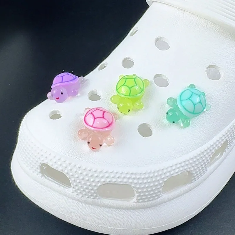 Set di ciondoli per scarpe alla moda Accessori Fibbia per scarpe con foro Animale carino Tartaruga luminosa Fai da te per borse Bogg Decorazioni per scarpe