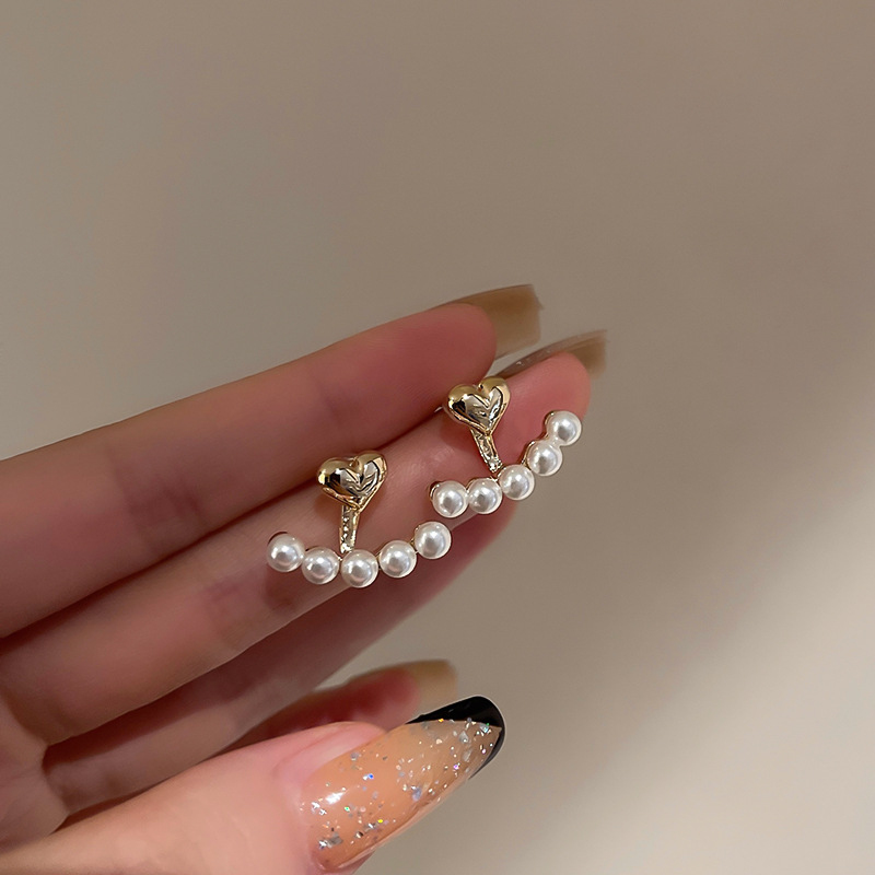 Orecchini a bottone con perle finte di lusso leggero Orecchini a bottone a forma di cuore dolce per le donne Regalo di gioielli da sposa per feste di moda