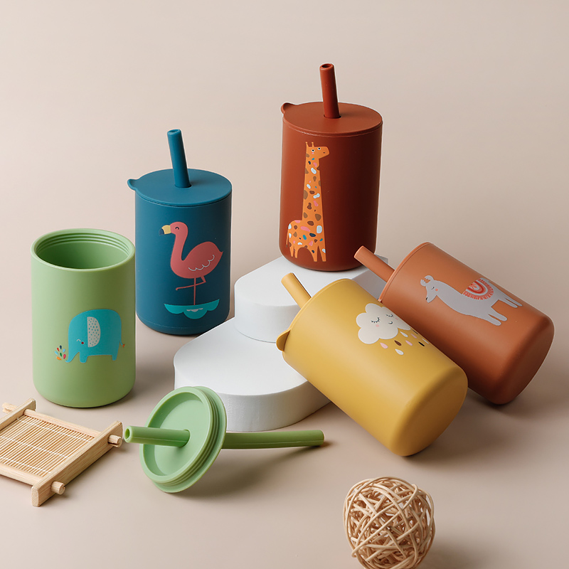 เด็ก Feeding Drinkware ถ้วยฟางเด็กการ์ตูนการเรียนรู้ถ้วยให้อาหารซิลิโคนเกรดอาหารเด็กวัยหัดเดินขวดน้ําบนโต๊ะอาหาร BPA ฟรี