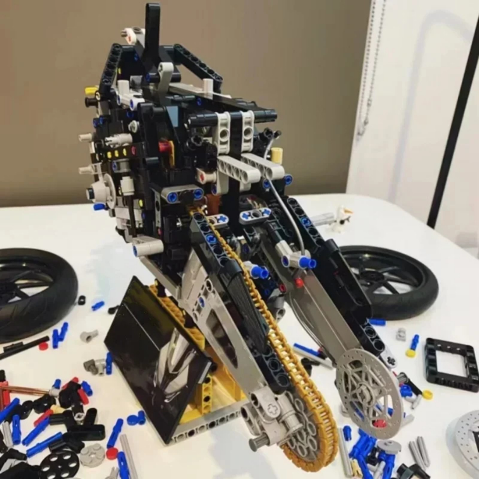 High-end motorcycle building block suit motorcycle model suit adult, luxury motorcycle DIY collection with movable wheels
