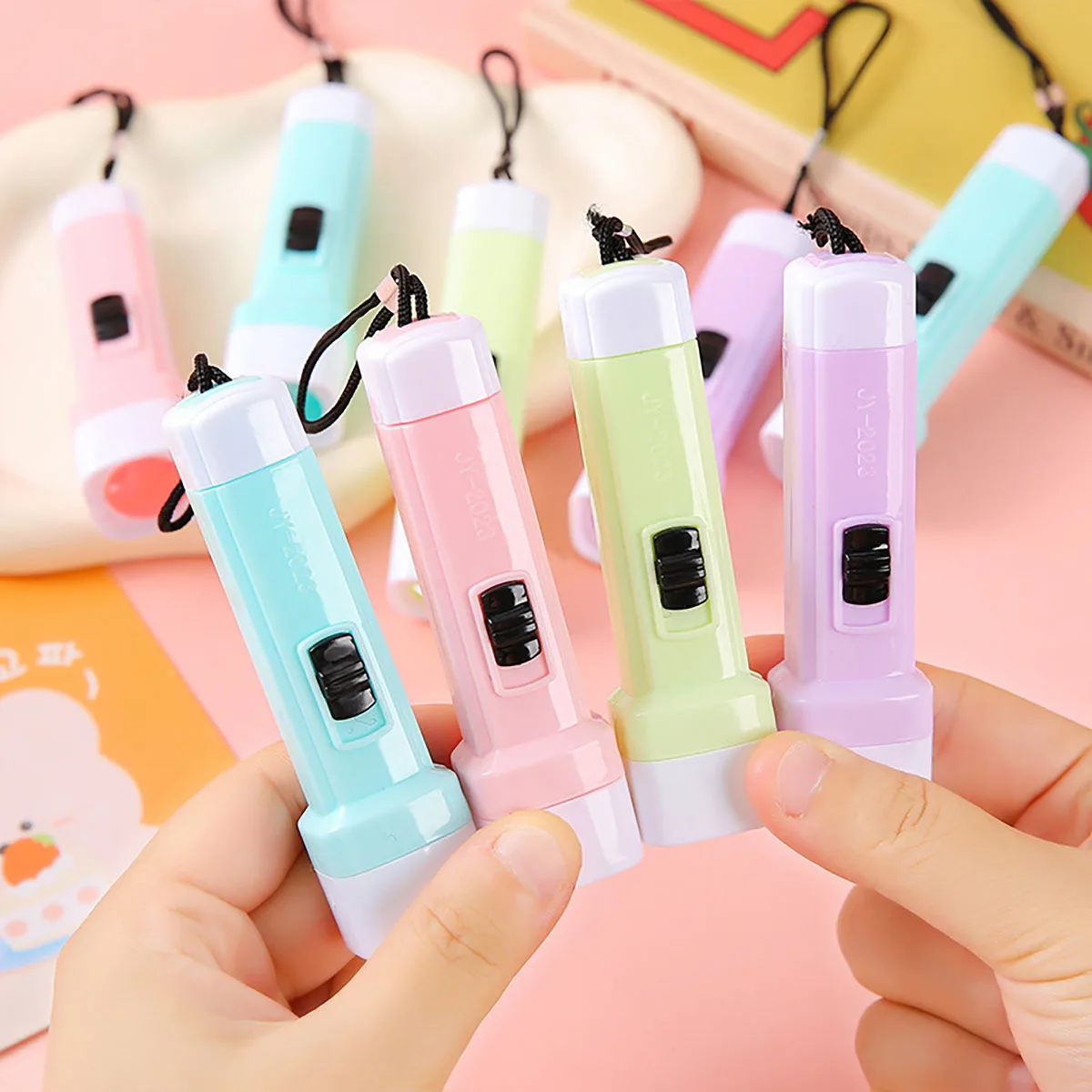 12/24 pezzi mini torcia a LED per bambini festa di compleanno festa di nozze regalo per gli ospiti decorazione di bomboniere di carnevale di Natale di Halloween