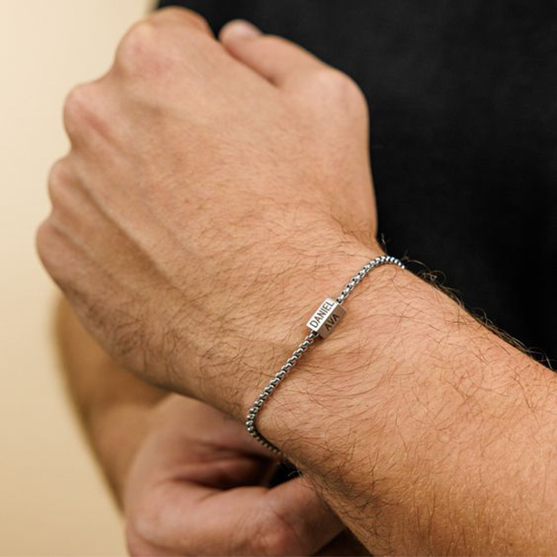Vnox gravierte Namensbox-Kettenarmbänder für Männer, geometrische quadratische Röhre aus Edelstahl, individuelle Familiennamen-Armbänder, Geschenk für Papa