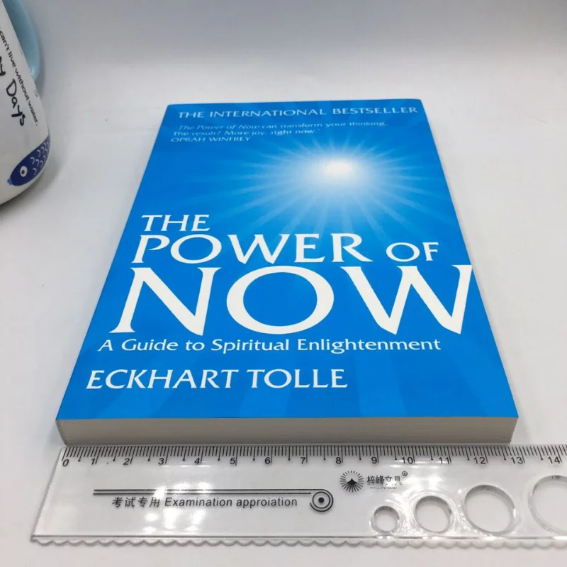 พลังของตอนนี้โดย Eckhart tolle แนวทางในการตรัสรู้ทางจิตวิญญาณหนังสือภาษาอังกฤษที่สร้างแรงบันดาลใจให้กับเยาวชนที่ประสบความสำเร็จหนังสือแรงจูงใจ