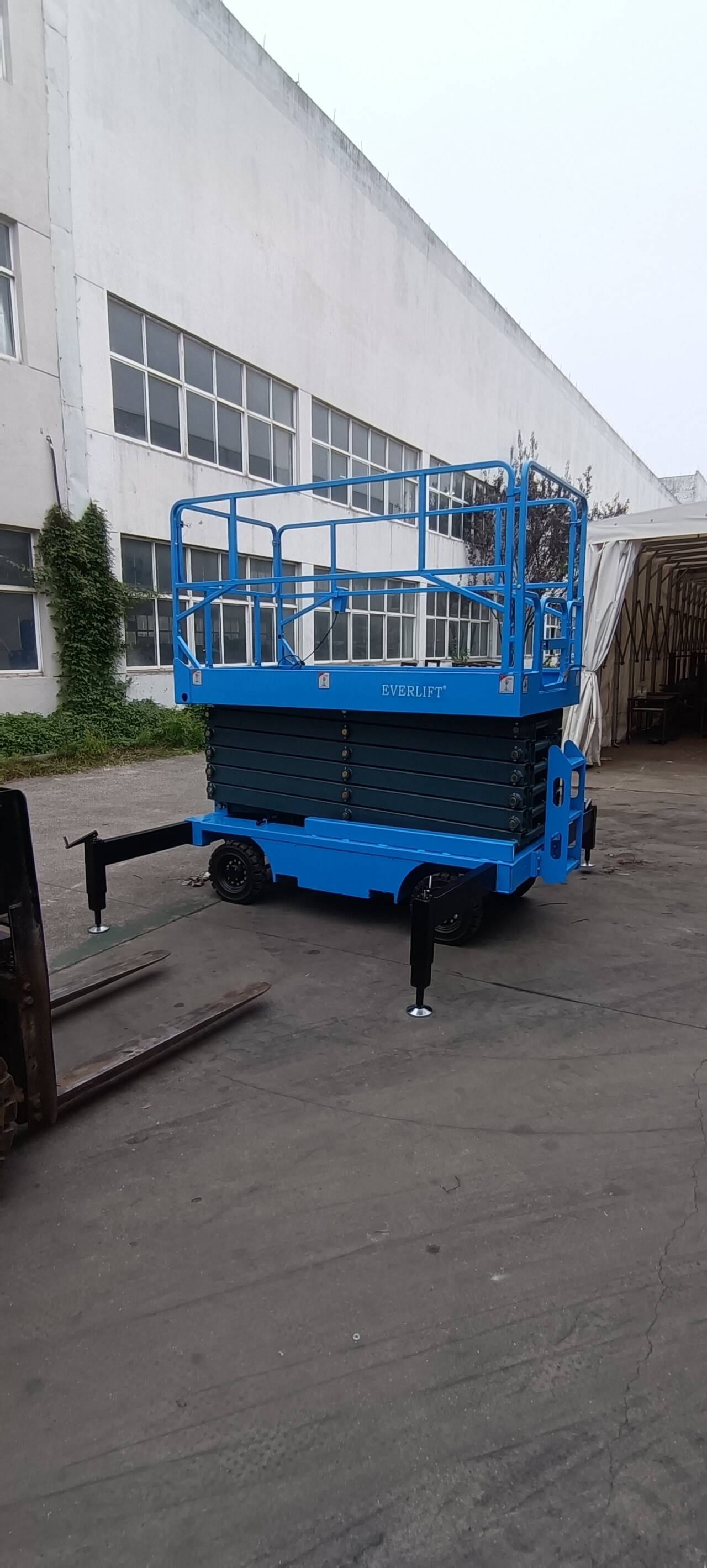 建設用自走式シザーリフター、高架式作業プラットフォーム、バッテリープラットフォーム、6m、8m、10m、12m、500kg