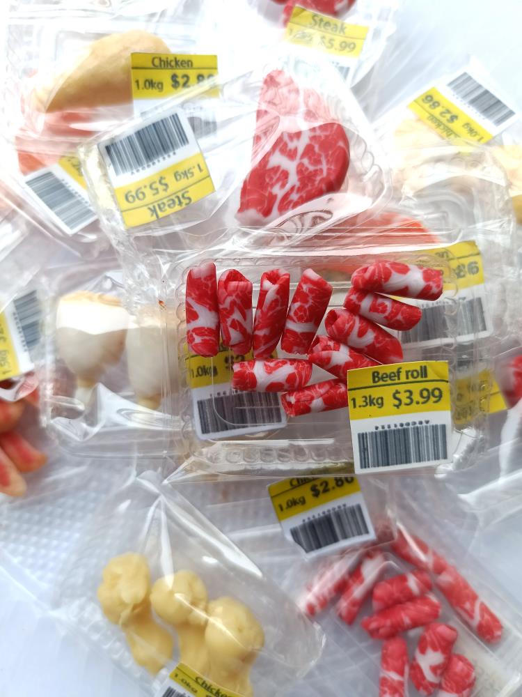 ใหม่ Miniature ซูเปอร์มาร์เก็ตอาหารจําลองสเต็กปลาแซลมอนเบคอนเนื้อม้วนสําหรับตุ๊กตา House MINI KITCHEN Clay อุปกรณ์เสริมอาหาร