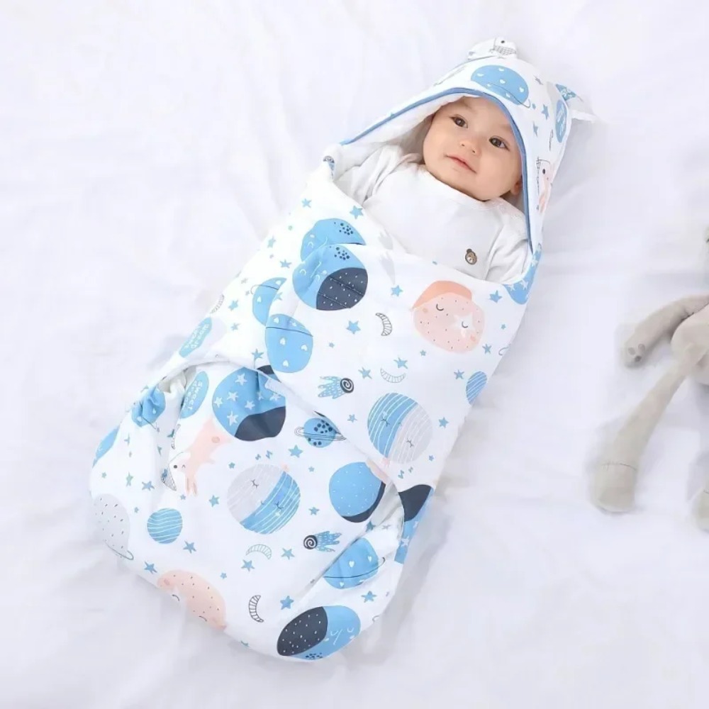 Los recién nacidos en la sala de entrega están envueltos en ropa para pañales y sacos de dormir hechos de puro algodón para primavera, otoño e invierno.