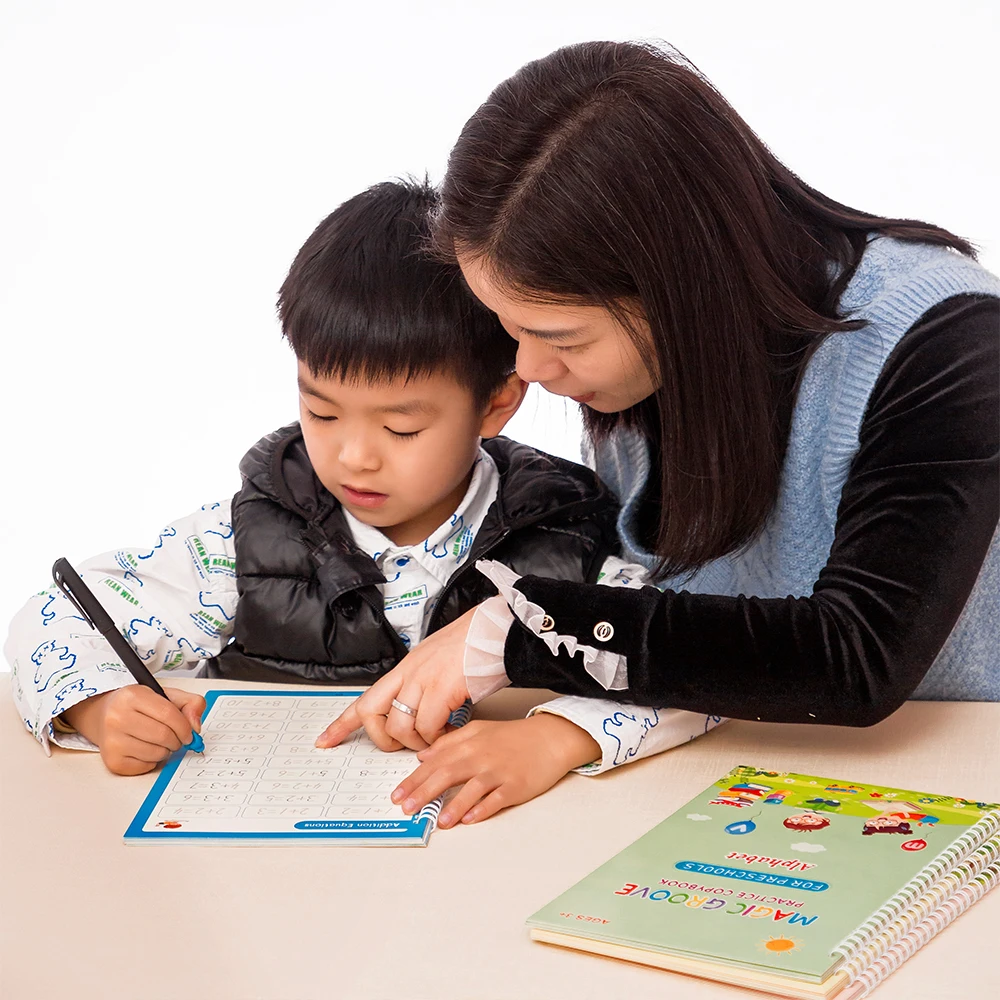 Set di quaderni con inchiostro magico da 4 pezzi per bambini, quaderni di esercizi riutilizzabili per la scrittura a mano per la progettazione di modelli di scanalature e ausilio per la scrittura a mano