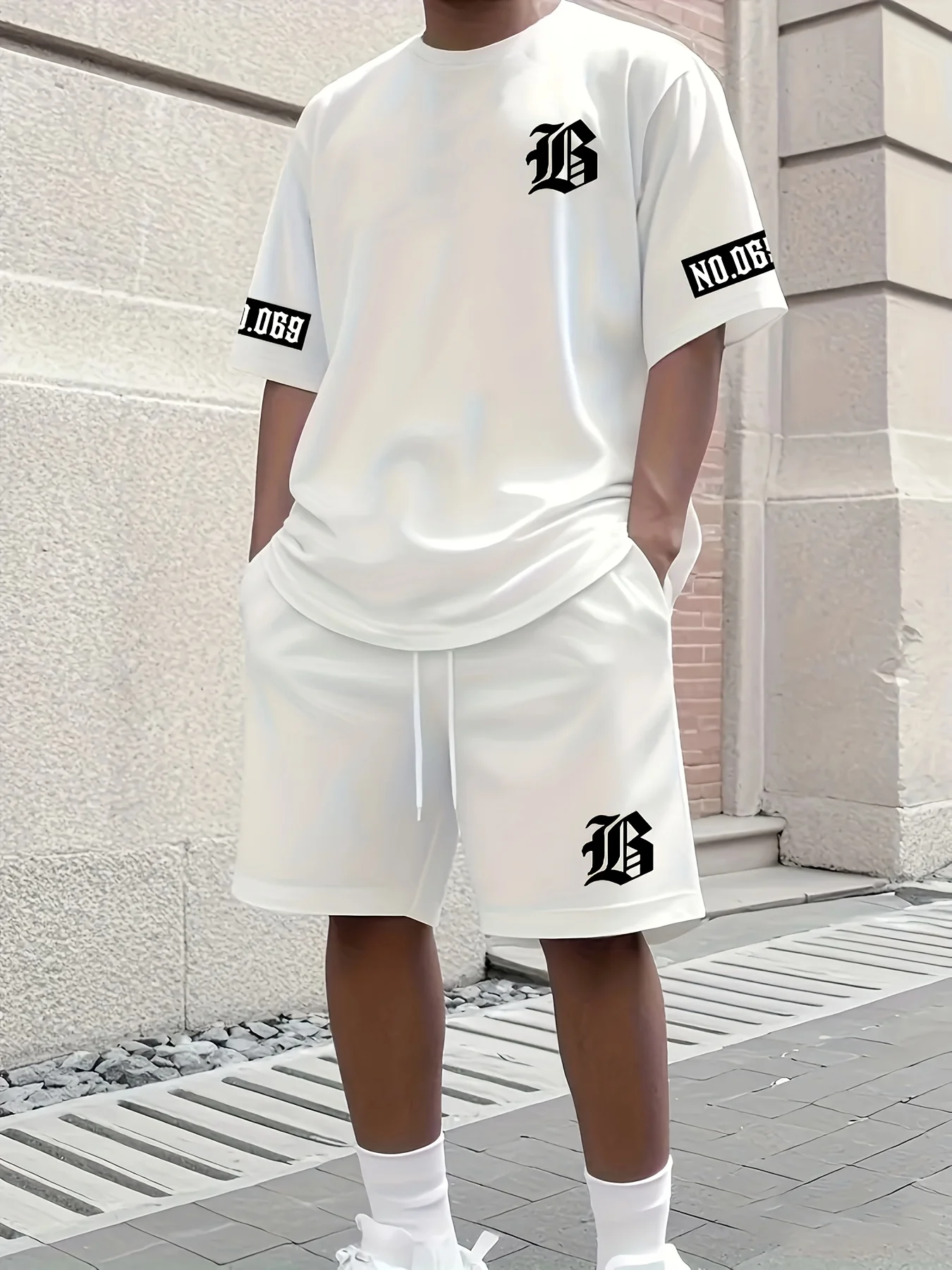 Der neue Herrenanzug für den Sommer 2022 verfügt über ein lässiges und modisches T-Shirt mit Buchstabendruckmuster, kurzen Ärmeln und Shorts.