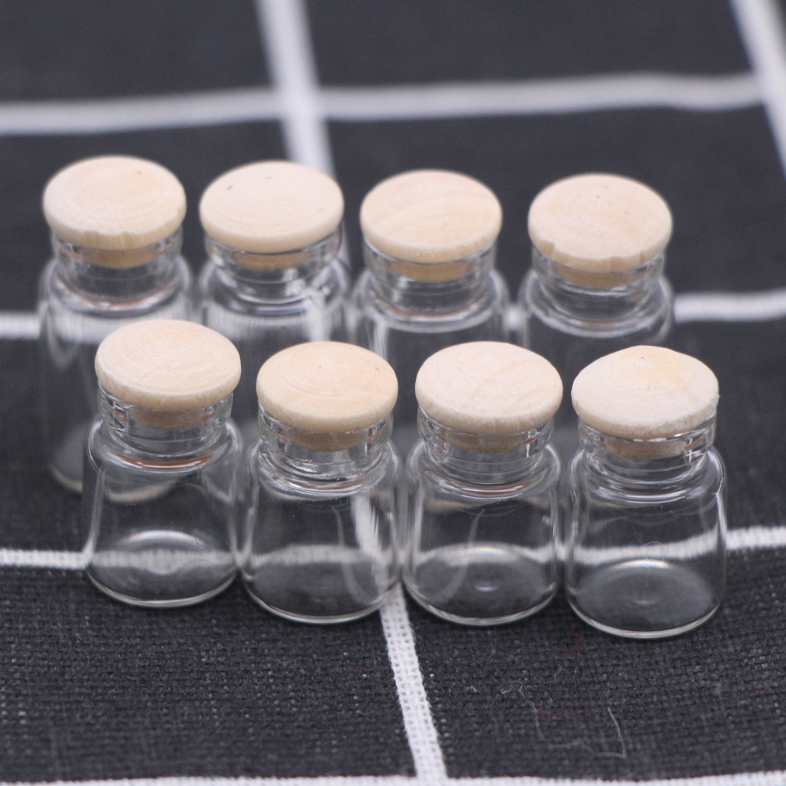 4 ชิ้น 1:12 Dollhouse Miniature ขวดแก้วรุ่น Candy Jars เก็บ Jars พร้อมฝาปิดไม้เครื่องประดับอาหารของเล่นอุปกรณ์เสริม
