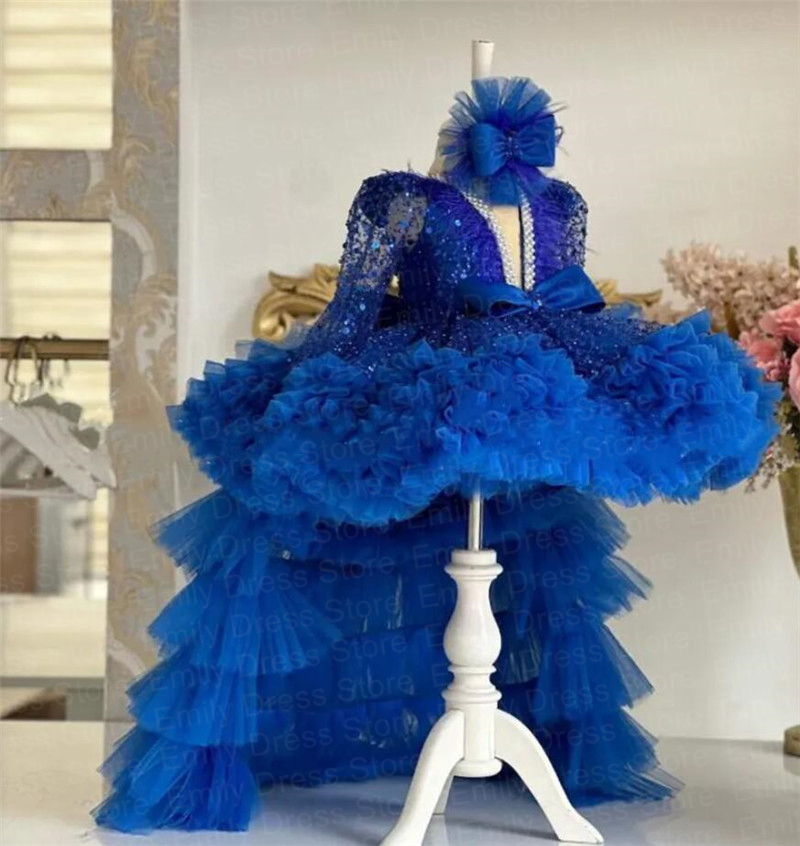 Maßgeschneidertes königsblaues Blumenmädchenkleid für die Hochzeit, mehrlagiges Feder-Tüll-Pailletten-Kleid für Kinder mit Schleife, Geburtstags-Erstkommunionkleid