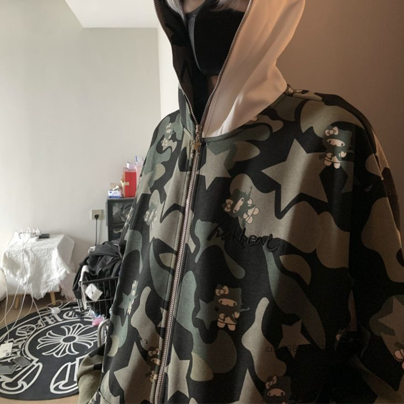 Sanrio Hello Kitty พิมพ์ลายพรางคลุมด้วยผ้าซิปคาร์ดิแกนผู้หญิงเทรนด์สไตล์ญี่ปุ่นเสื้อลําลองวินเทจหลวมเสื้อกันหนาวหมวกอเนกประสงค์