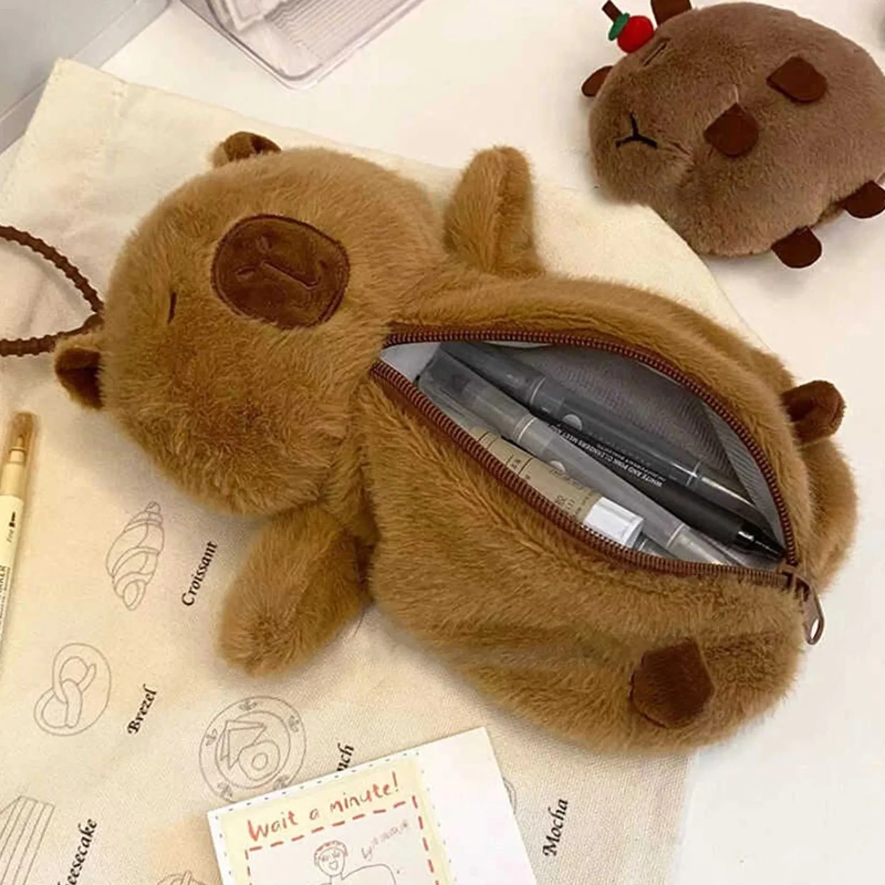Astuccio per penne Capybara in peluche creativo Astuccio per matite di grande capacità Astuccio per cancelleria multifunzionale Astuccio per penne regalo