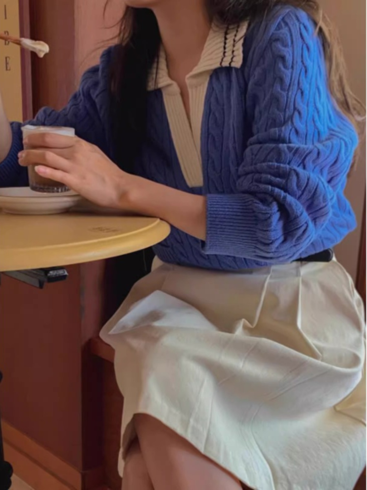 怠惰なスタイルニットセーターレトロカラーブロックターンカラー長袖女性のトップトレンディツイスト秋のファッション 2024 新着