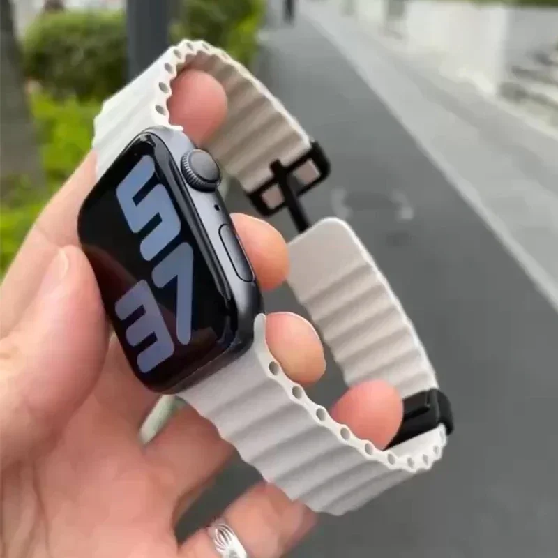 Silicone Strap For Apple watch band 49mm 45  44 40  41 38 42mm magnetic buckle bracelet iWatch Ultra series 7 6 3 se 8 9 Ultra 2