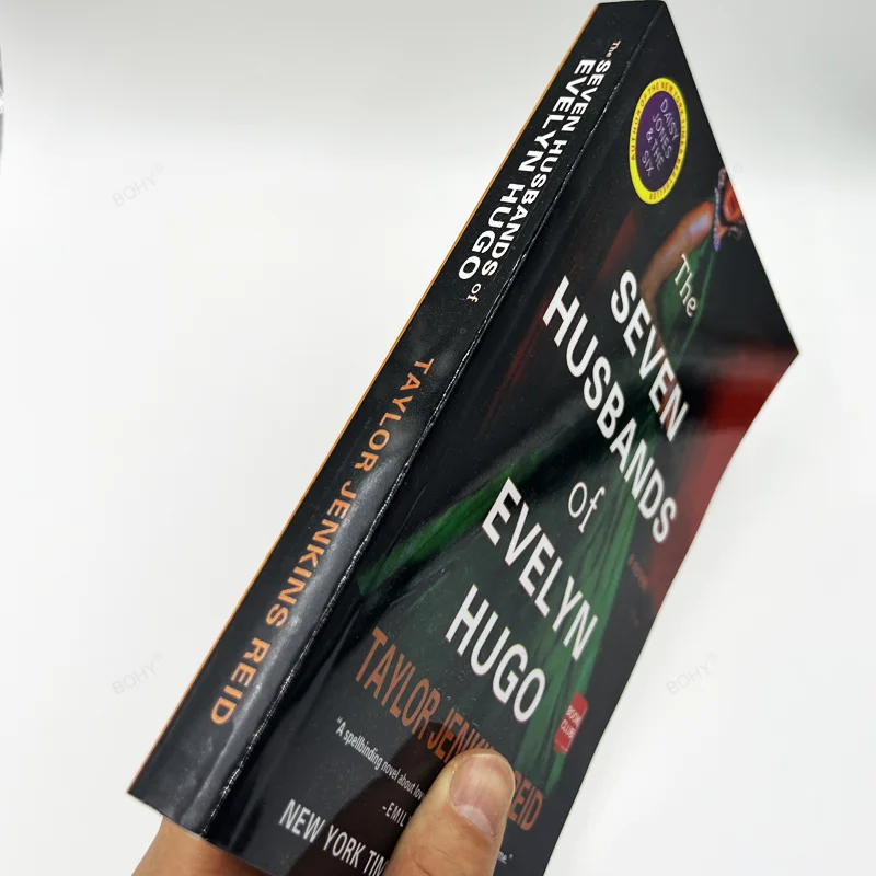 Livro em inglês dos sete maridos de Evelyn Hugo Story