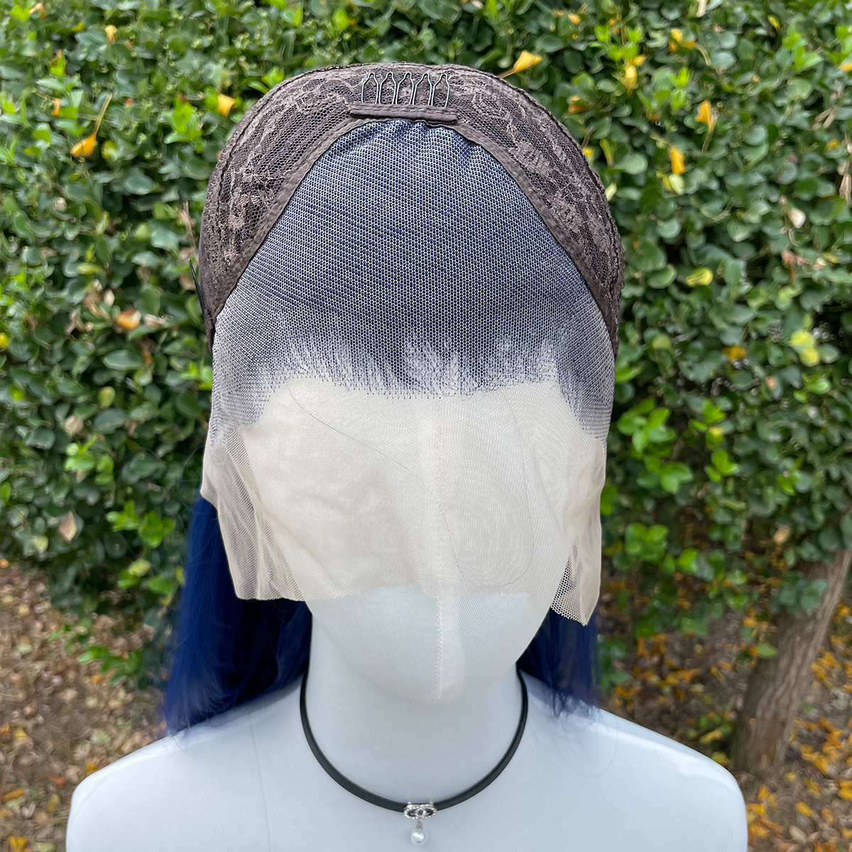 ダークブルー 13 × 4 合成レースフロントウィッグ女性のための 26 インチロング滑りやすいストレートレースウィッグ半分手結び 150% 密度グルーレス