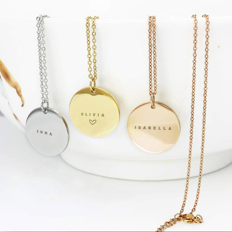 Collar con nombre grabado personalizado, colgante de moneda de disco redondo de acero inoxidable con fecha, gargantilla de cadena con texto personalizado para mujer y novia