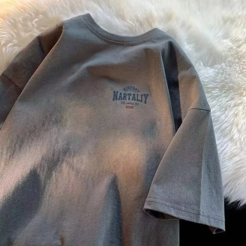 8XL ผู้ชายขนาดใหญ่แฟชั่นหลวมอเมริกันวินเทจ NAET พิมพ์แขนสั้นคอรอบคออเนกประสงค์แนวโน้มชุดคู่