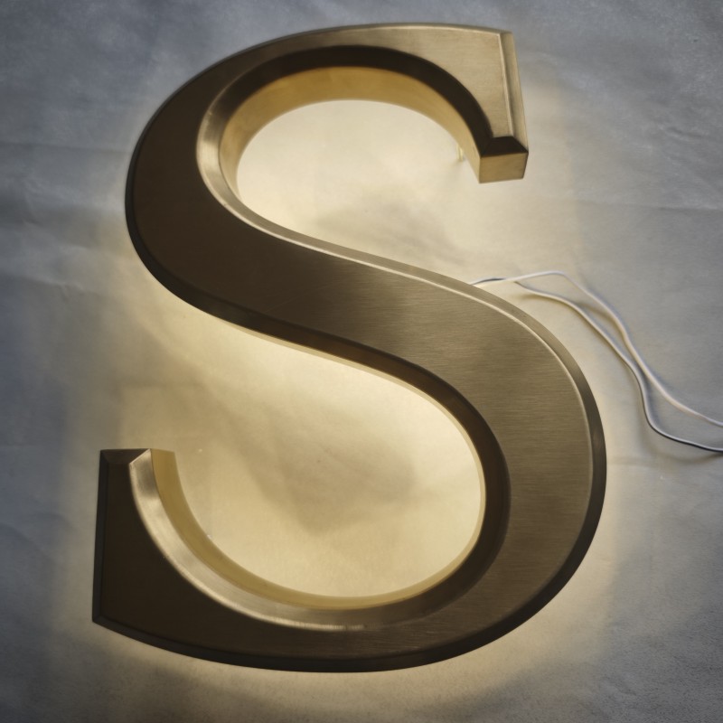 Maßgeschneiderte 3D-LED-Buchstaben aus goldfarbenem Edelstahl mit Hintergrundbeleuchtung für den Außenbereich, Shop-Namensschilder, hintergrundbeleuchtetes Logo für Geschäftsgeschilder