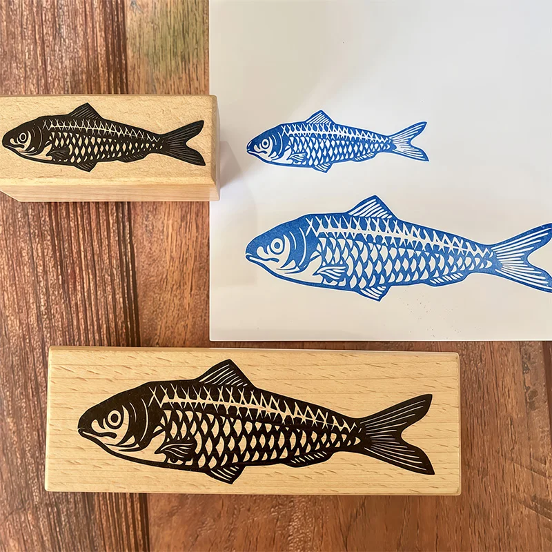 Escultura em madeira com estampa de sardina; adequada para fazer cadernos feitos à mão, pintura DIY