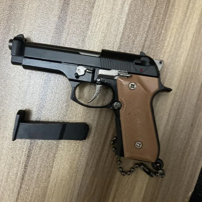 1:3 Scale Alloy M92 ปืนพกมินิปืนพวงกุญแจโลหะ M92 พวงกุญแจปืนพก Fidget ของเล่น PUBG ปืนของเล่นของขวัญ Pubg ตกแต่งของเล่น
