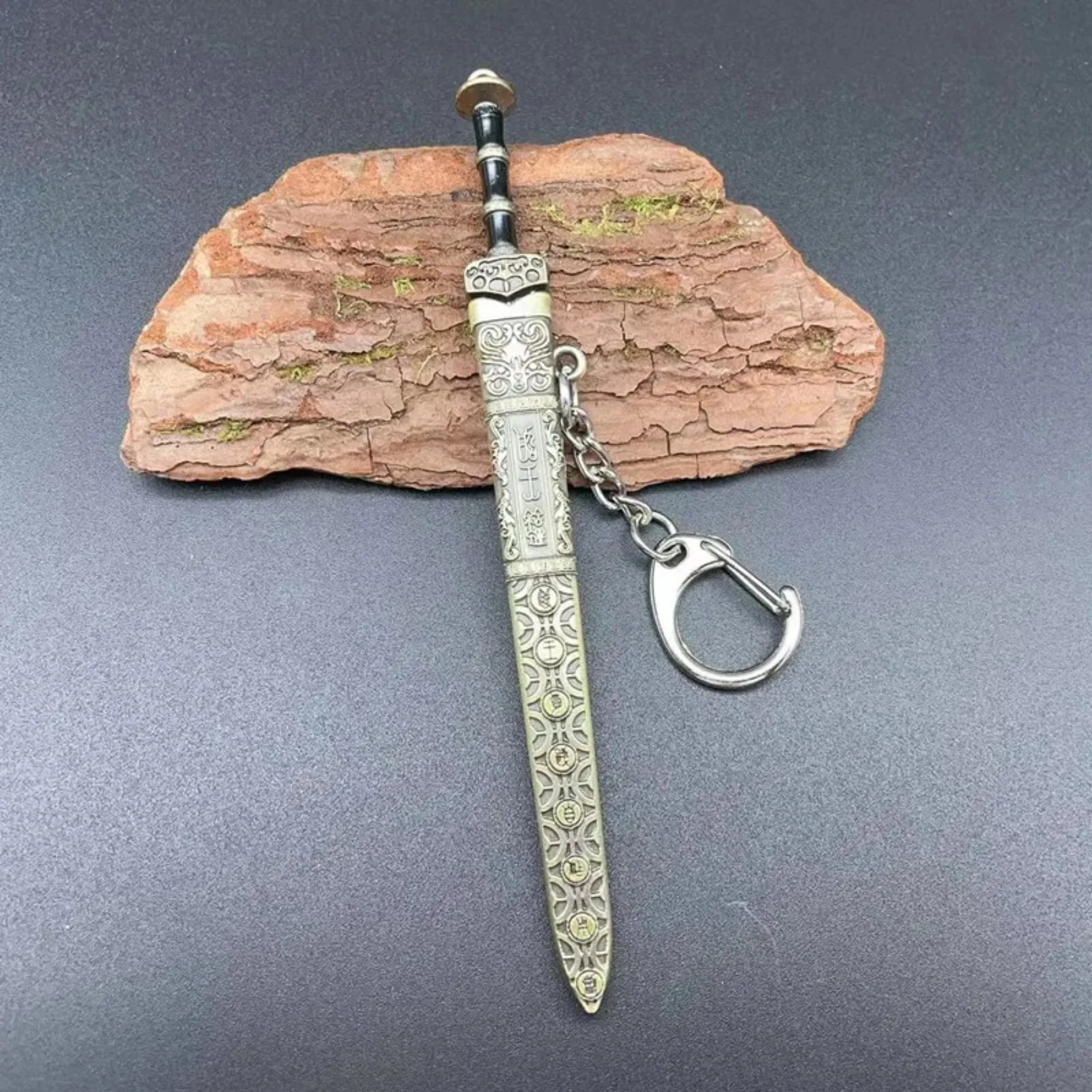 1 PC Mini ดาบรูปร่างจี้พวงกุญแจอาวุธรุ่น Sheath ของเล่นมีดโลหะอะนิเมะ Key แหวนเครื่องประดับกระเป๋า Charm อุปกรณ์เสริม