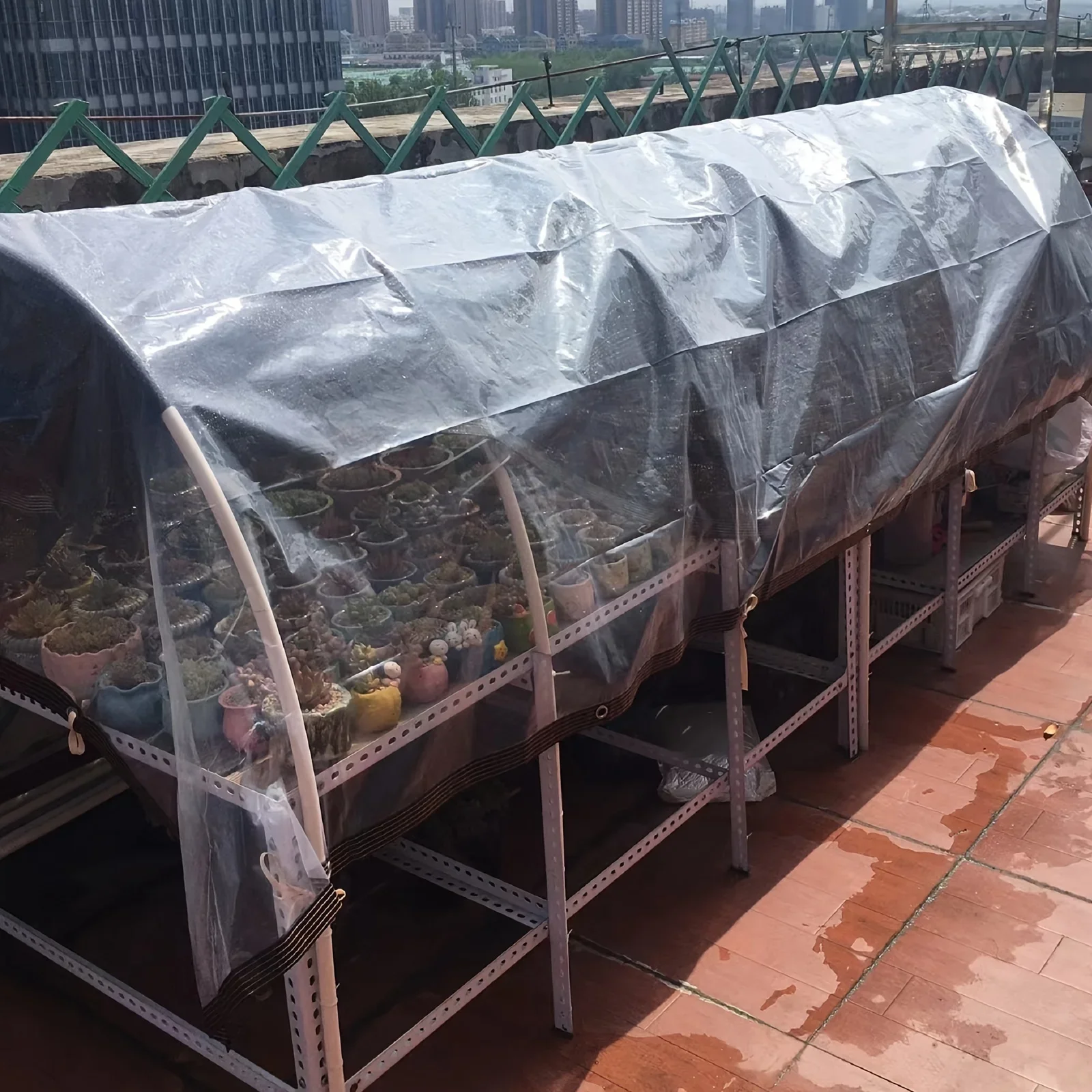 Telo in poliestere trasparente impermeabile con occhielli rinforzati: protezione versatile per giardini, cortili e avventure all'aria aperta
