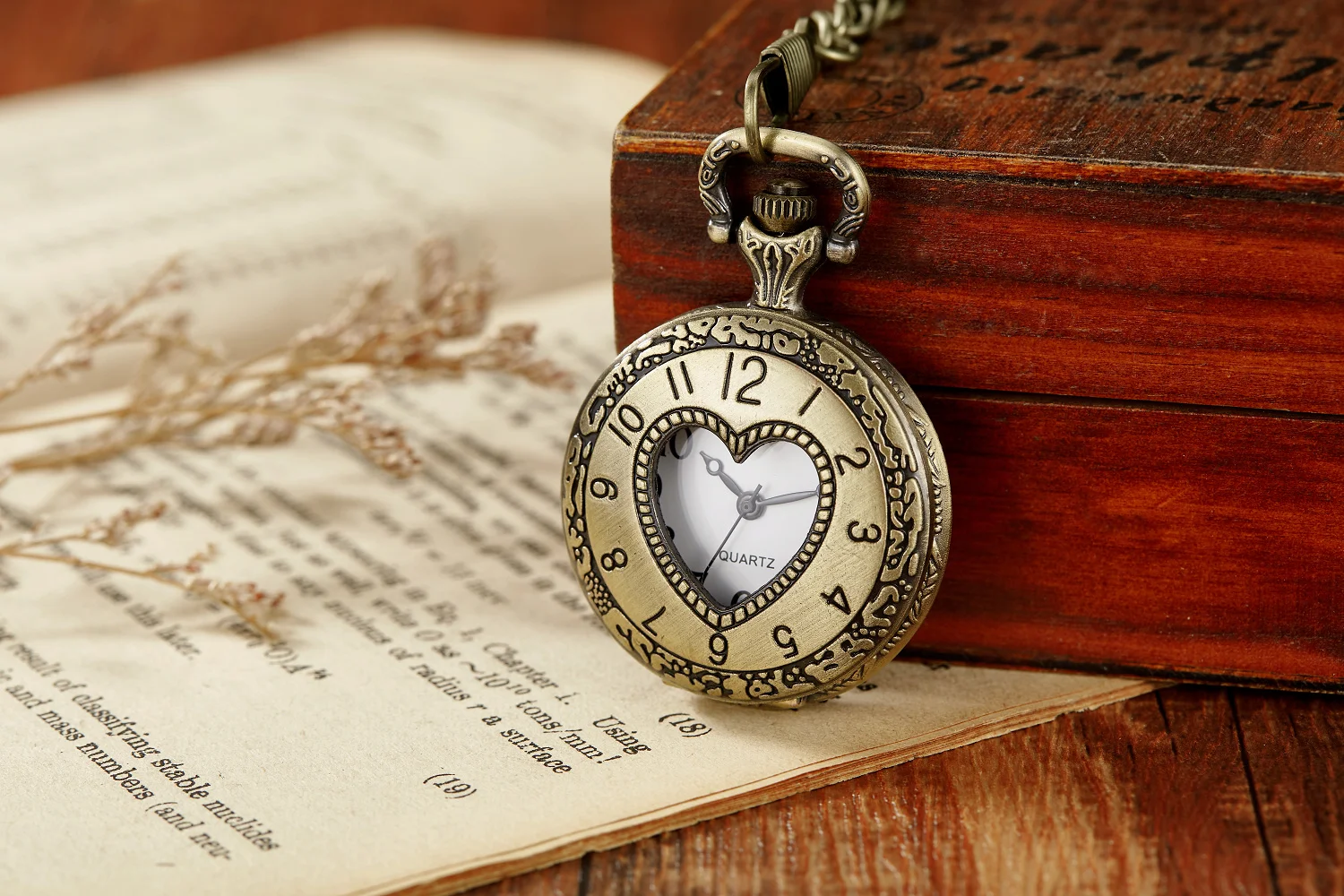 Reloj de bolsillo clásico ahuecado, reloj de bolsillo conmemorativo de bronce, Luna, hombre, triángulo, amor, constelación, 2023
