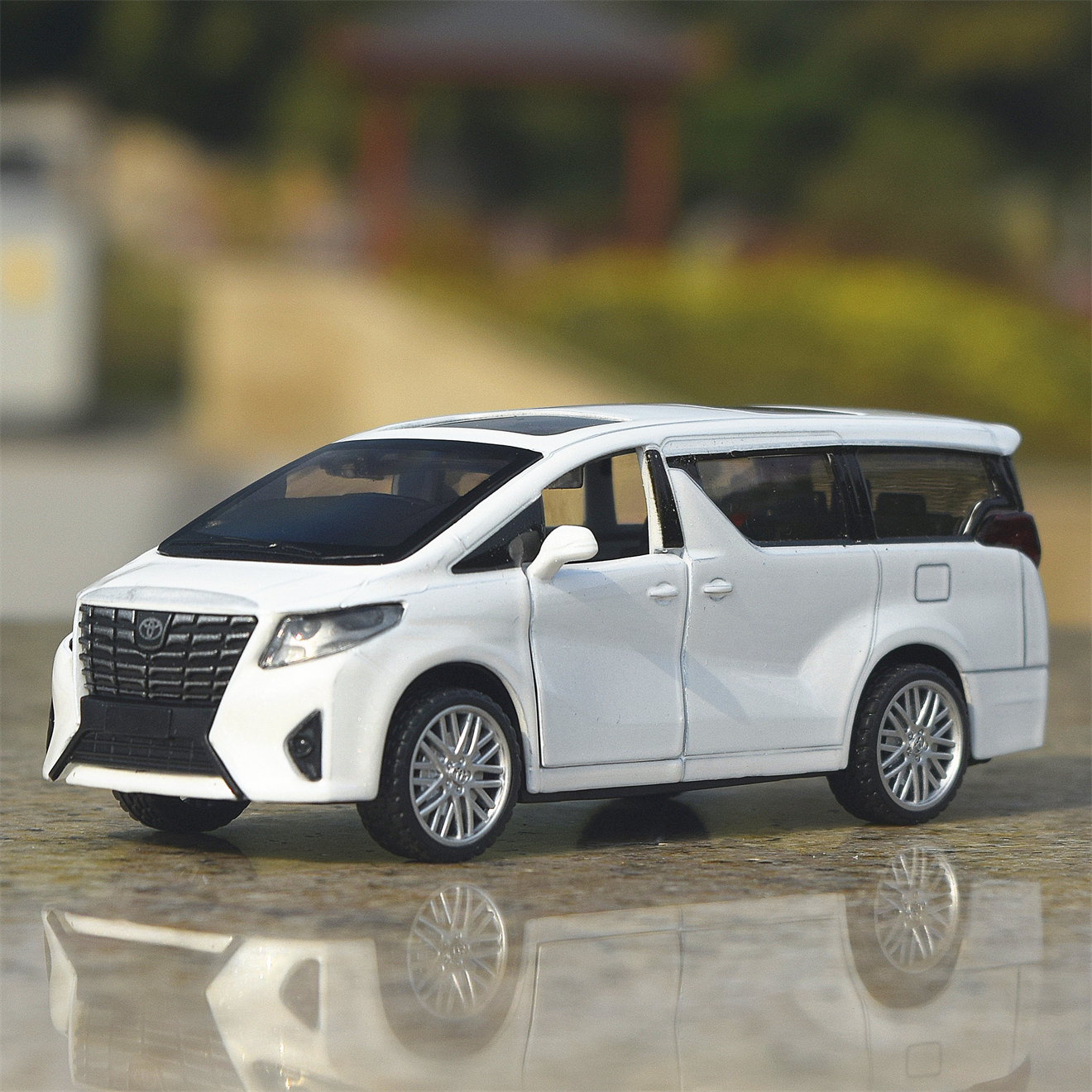 Alfa luxe VIP zakelijke traagheidskar MPV-model deur van gegoten metaallegering en interieur geschikt voor volwassen verzamelaars