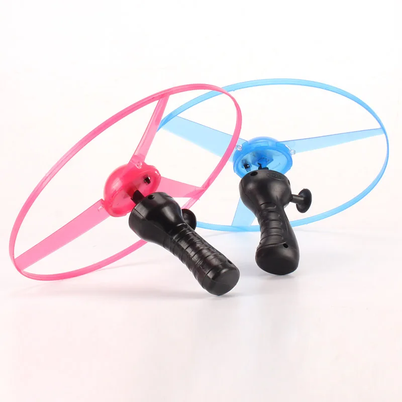 1PC LED Luminous Flying Disc Launcher แบบพกพาดึง String Flying Saucer กีฬากลางแจ้งเกมสําหรับเด็กของขวัญวันเกิด