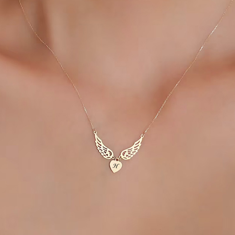 Benutzerdefinierte gravierte Buchstaben Engelsflügel Herz Anhänger Halskette Frauen Edelstahl Schmuck Kind Name Initialen Muttertagsgeschenke