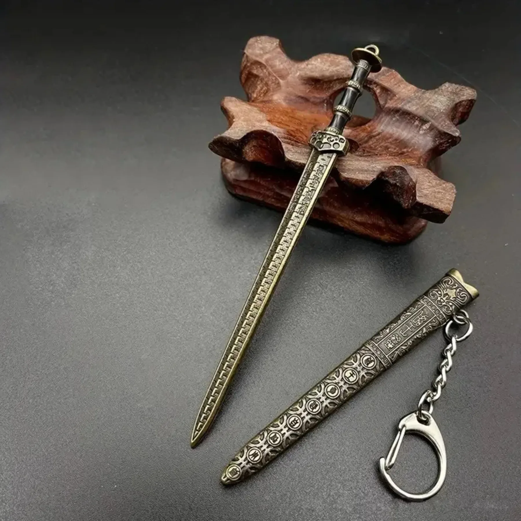 1 PC Mini ดาบรูปร่างจี้พวงกุญแจอาวุธรุ่น Sheath ของเล่นมีดโลหะอะนิเมะ Key แหวนเครื่องประดับกระเป๋า Charm อุปกรณ์เสริม